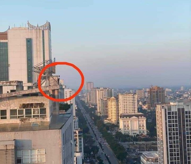 Video: Nghẹt thở giải cứu cô gái trẻ đứng trên nóc chung cư 27 tầng- Ảnh 1.