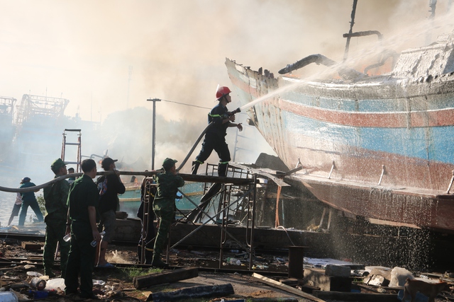Toàn cảnh vụ cháy xưởng đóng tàu ở Phan Thiết- Ảnh 7.
