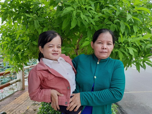 Hai mẹ con cô Thị Ly và Phạm Thị Nhí