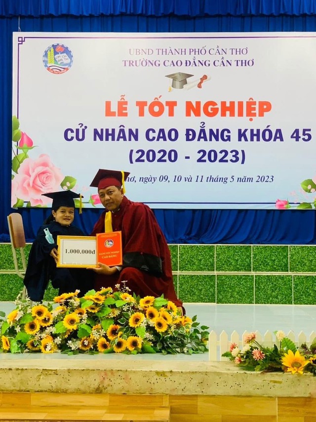 Phạm Thị Nhí nhận bằng tốt nghiệp cao đẳng