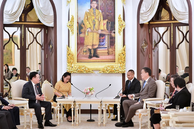Chủ tịch Quốc hội Vương Đình Huệ hội kiến Thủ tướng Thái Lan Srettha Thavisin. Ảnh: Doãn Tấn