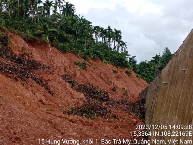Mặt đất xuất hiện vệt nứt lớn kéo dài hàng chục mét tại Quảng Nam- Ảnh 4.