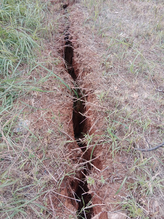 Mặt đất xuất hiện vệt nứt lớn kéo dài hàng chục mét tại Quảng Nam- Ảnh 2.