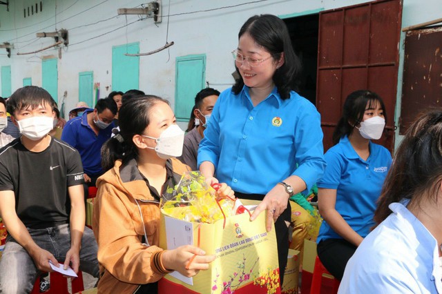 Bà Nguyễn Kim Loan, Chủ tịch LĐLĐ tỉnh Bình Dương, thăm hỏi và tặng quà cho công nhân ở trọ dịp Tết Nguyên đán 2023