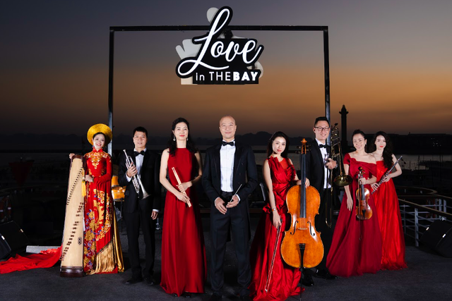Nhạc trưởng Đồng Quang Vinh mang dàn nhạc biểu diễn giữa vịnh Hạ Long- Ảnh 2.