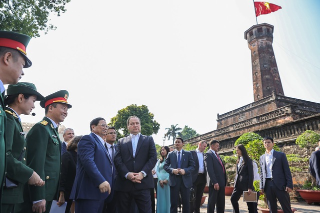 Thủ tướng Phạm Minh Chính và Thủ tướng Belarus tham quan Cột Cờ, thưởng thức cà phê- Ảnh 2.