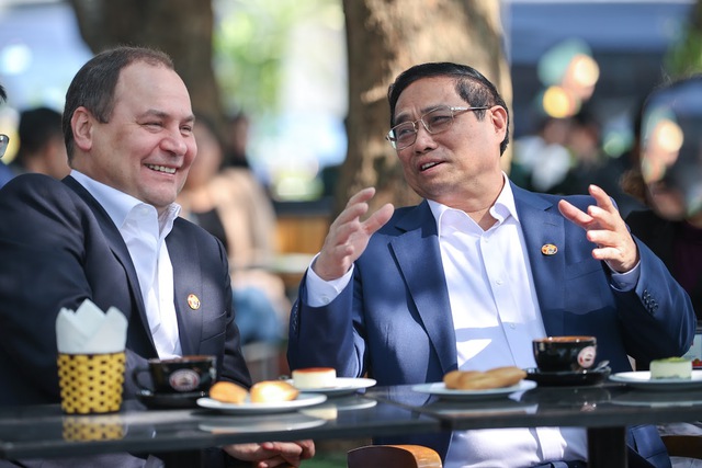 Thủ tướng Phạm Minh Chính và Thủ tướng Belarus tham quan Cột Cờ, thưởng thức cà phê- Ảnh 4.