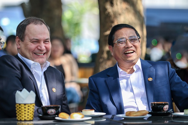 Thủ tướng Phạm Minh Chính và Thủ tướng Belarus tham quan Cột Cờ, thưởng thức cà phê- Ảnh 5.