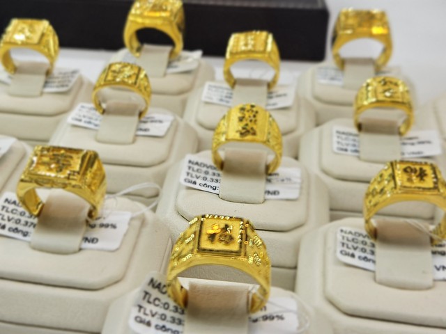 Giá vàng SJC, vàng nhẫn 24K đồng loạt giảm mạnh- Ảnh 1.
