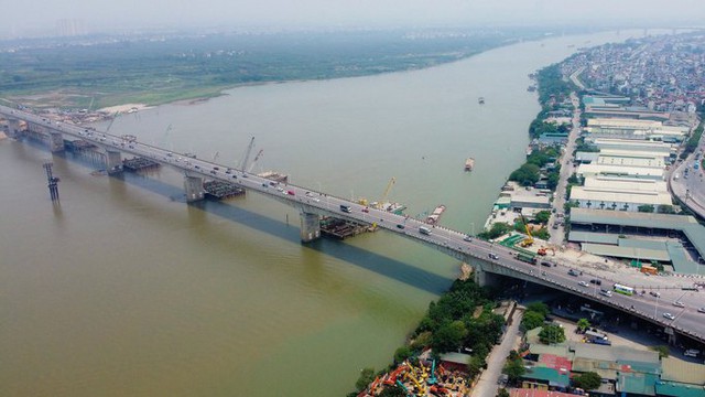 Dự án cầu Vĩnh Tuy (TP Hà Nội) giai đoạn 2 đang đẩy nhanh tiến độ, dự kiến hoàn thành vào tháng 9-2023 Ảnh: HỮU HƯNG