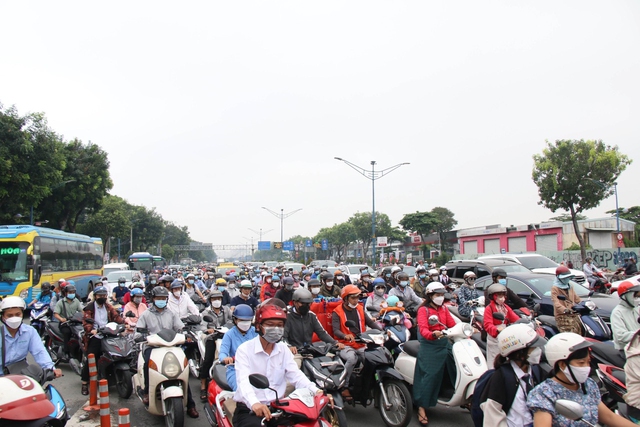 Hàng ngàn phương tiện “giậm chân” trên đường Cộng Hòa giờ cao điểm