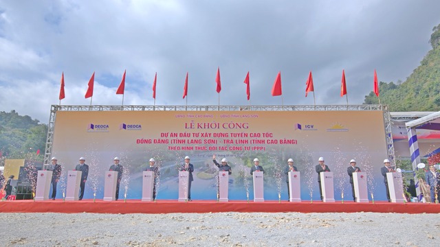 hủ tướng Phạm Minh Chính cùng nhiều lãnh đạo bộ ngành, 2 tỉnh Cao Bằng, Lạng Sơn, Nhà đầu tư, bấm nút khởi công cao tốc Đồng Đăng - Trà Lĩnh