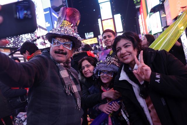 Người dân đón năm mới tại TP New York - Mỹ hôm 1-1-2024Ảnh: Reuters
