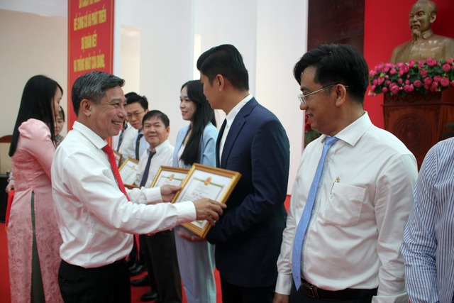 Báo Người Lao Động và 86 tập thể nhận bằng khen của Chủ tịch UBND tỉnh Hậu Giang- Ảnh 2.
