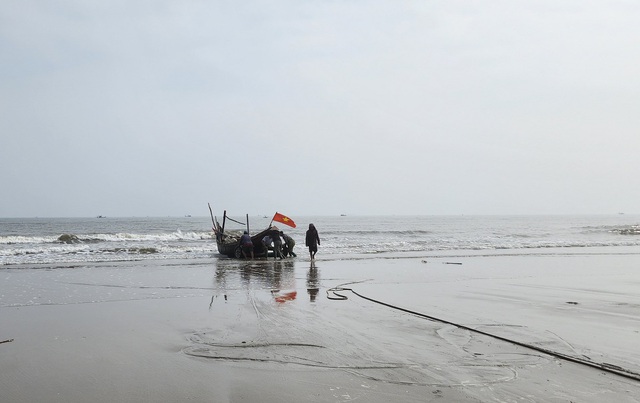 Ngư dân Sầm Sơn vào mùa cá khoai, thu tiền triệu mỗi ngày- Ảnh 2.
