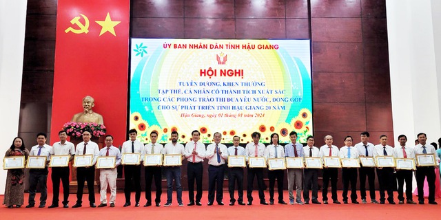 Báo Người Lao Động và 86 tập thể nhận bằng khen của Chủ tịch UBND tỉnh Hậu Giang- Ảnh 3.
