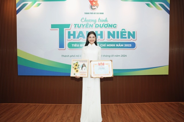 Hoa hậu Nguyễn Thanh Hà nhận bằng khen "Thanh niên tiêu biểu TP HCM 2023"

- Ảnh 1.