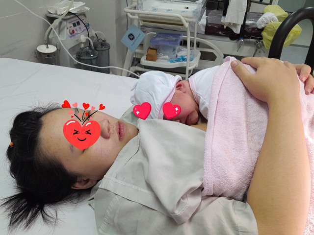 Người dân cứu người mẹ đẻ rớt con tại quán cà phê- Ảnh 1. Người dân cứu người mẹ đẻ rớt con tại quán cà phê- Ảnh 1.