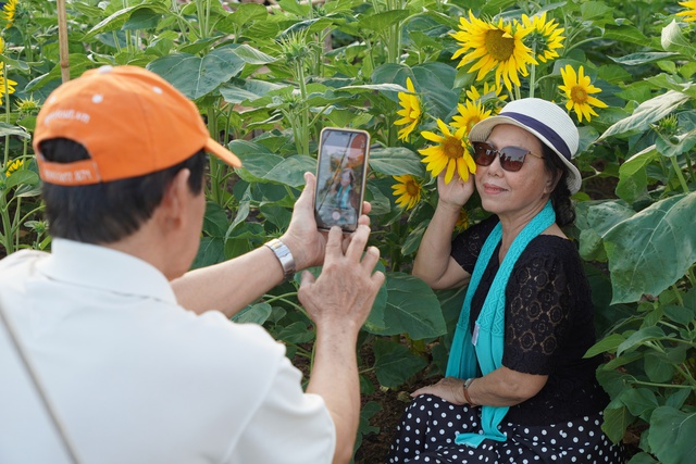 Vườn hoa hướng dương ven sông Sài Gòn nườm nượp  khách ngày đầu năm- Ảnh 7.