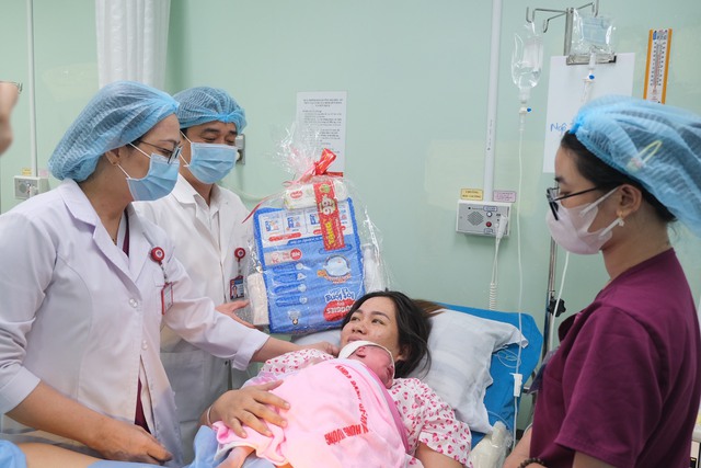 Ngắm công dân nhí đầu tiên năm 2024 tại 2 bệnh viện phụ sản  lớn ở TP HCM- Ảnh 7.