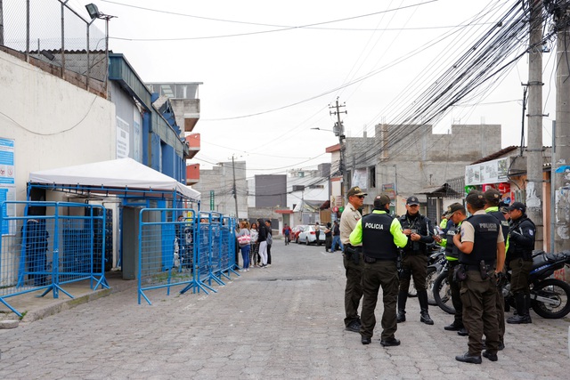 Lực lượng an ninh bên ngoài một nhà tù ở thủ đô Quito - Ecuador ngày 9-1Ảnh: Reuters