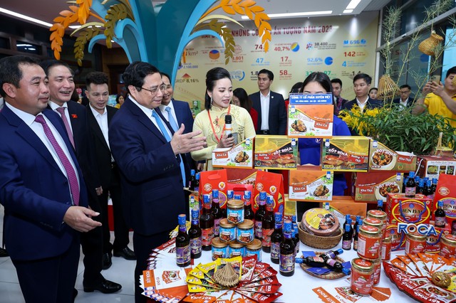 Thủ tướng Phạm Minh Chính tham quan trưng bày sản phẩm nông nghiệp tỉnh Hải Dương Ảnh: Nhật Bắc