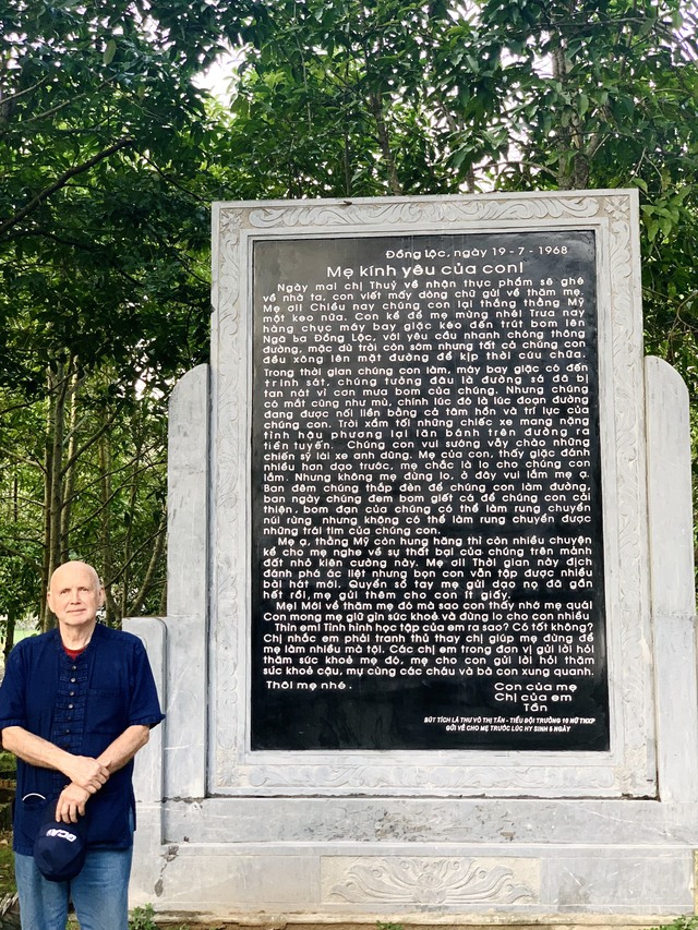 Những dòng lưu bút đầy xúc động của một du khách Mỹ tại Khu di tích Ngã Ba Đồng Lộc- Ảnh 1.