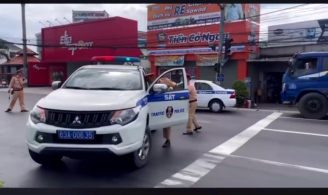 CLIP: Truy bắt tài xế lái ô tô ngông cuồng ở Tiền Giang- Ảnh 2.