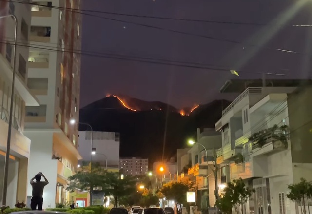 Cháy núi Cô Tiên, Nha Trang huy động chống cháy lan ra khu dân cư- Ảnh 1.