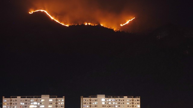 Cháy trên núi Cô Tiên, đưa 25 người cắm trại qua đêm xuống an toàn- Ảnh 2.