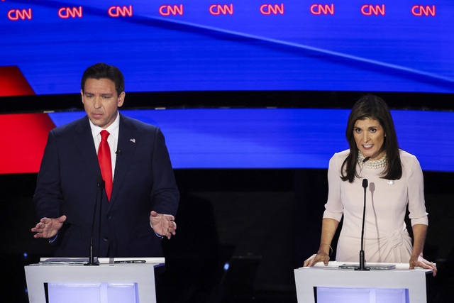 Ông Ron DeSantis và bà Nikki Haley tham gia cuộc tranh luận ở bang Iowa - Mỹ ngày 10-1  Ảnh: REUTERS