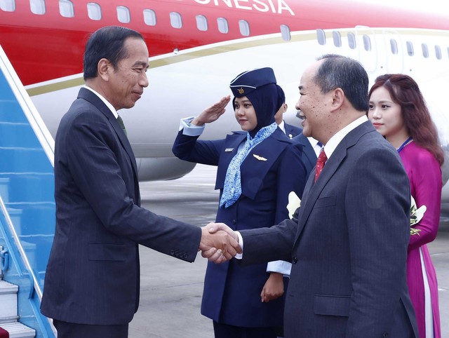 Chủ nhiệm Văn phòng Chủ tịch nước Lê Khánh Hải đón Tổng thống Indonesia Joko Widodo tại sân bay quốc tế Nội BàiẢnh: TTXVN