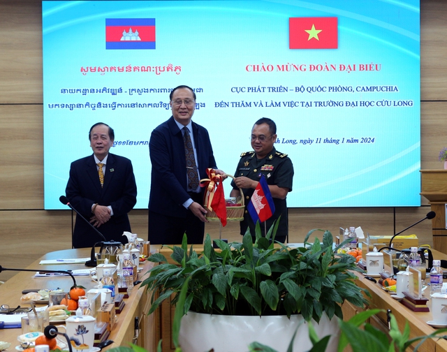 Cục Phát triển của Campuchia thăm và chúc Tết Trường ĐH Cửu Long- Ảnh 6.