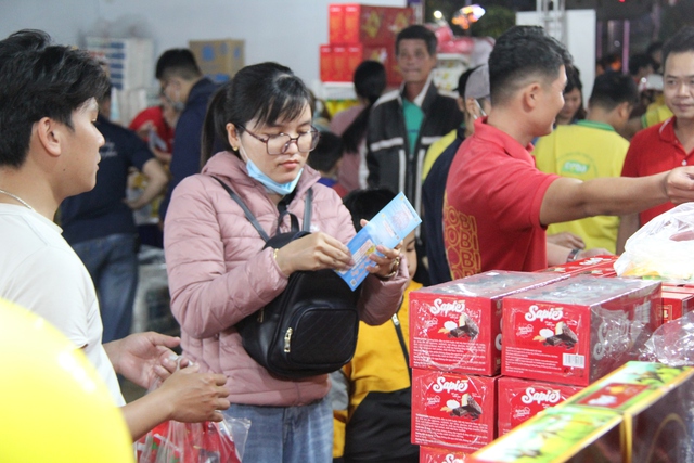 Hàng nghìn người mua sắm tại Chợ Tết Công đoàn Đà Nẵng- Ảnh 5.