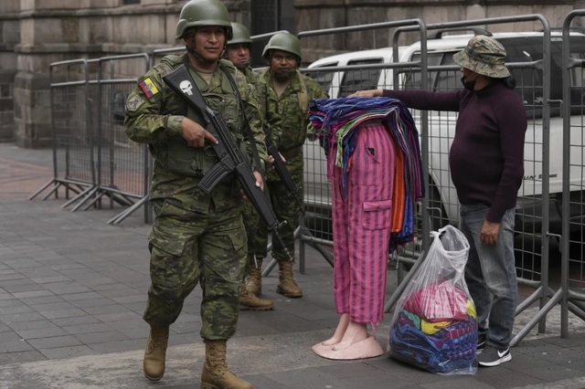 Binh sĩ tuần tra đường phố ở Quito, Ecuador, ngày 9-1. Ảnh: AP