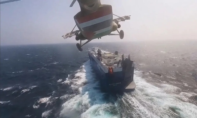 Ảnh chụp từ video do Houthi công bố, ghi lại quá trình lực lượng này khống chế một tàu vận tải có liên hệ với Israel ở biển Đỏ. Ảnh: X