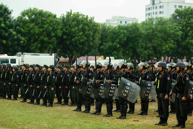 VIDEO: Cảnh sát gìn giữ hòa bình diễn tập chống khủng bố giải cứu con tin- Ảnh 2.