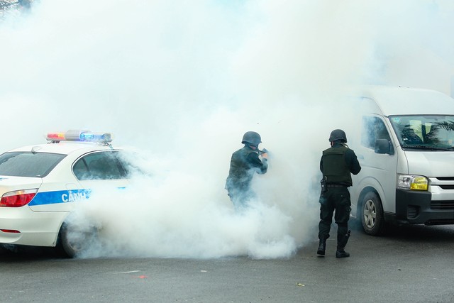 VIDEO: Cảnh sát gìn giữ hòa bình diễn tập chống khủng bố giải cứu con tin- Ảnh 11.