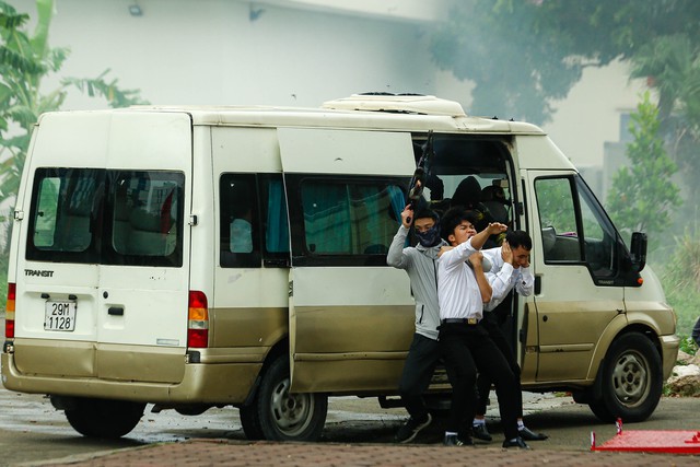 VIDEO: Cảnh sát gìn giữ hòa bình diễn tập chống khủng bố giải cứu con tin- Ảnh 17.