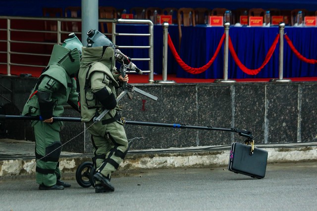 VIDEO: Cảnh sát gìn giữ hòa bình diễn tập chống khủng bố giải cứu con tin- Ảnh 22.