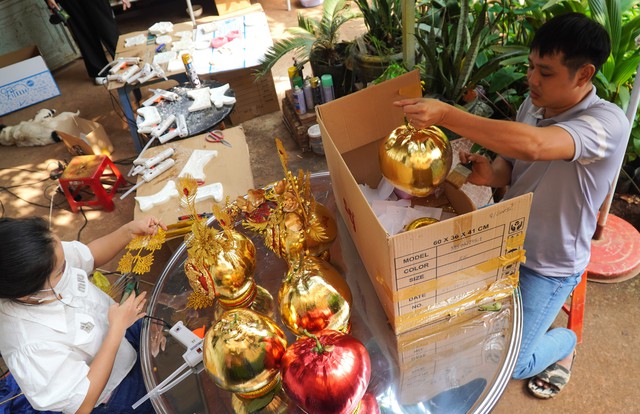 Dừa dát vàng làm không kịp bán ở TP HCM- Ảnh 1.