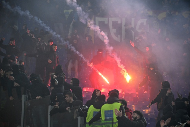 Cầu thủ, CĐV AS Roma và Lazio nóng đầu, tứ kết Coppa Italia gián đoạn- Ảnh 1.