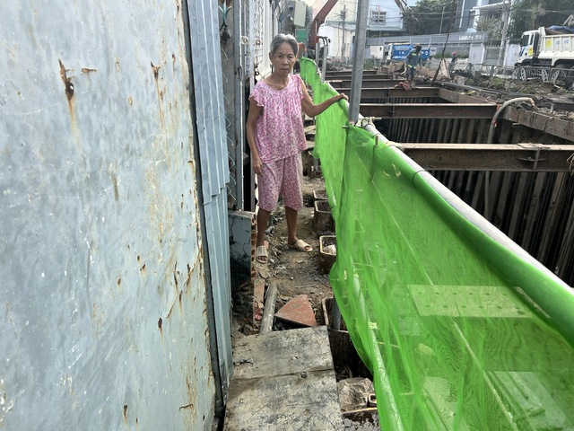 Cận cảnh nhà bị xé đôi tường, sụt lún do thi công cống thoát nước ở TP Thủ Dầu Một- Ảnh 2.