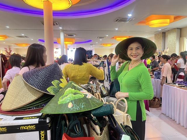 Nữ doanh nhân xúng xính áo dài, áo bà ba trực tiếp bán hàng tại Chợ Tết Việt 2024- Ảnh 3.