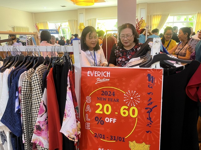 Nữ doanh nhân xúng xính áo dài, áo bà ba trực tiếp bán hàng tại Chợ Tết Việt 2024- Ảnh 2.