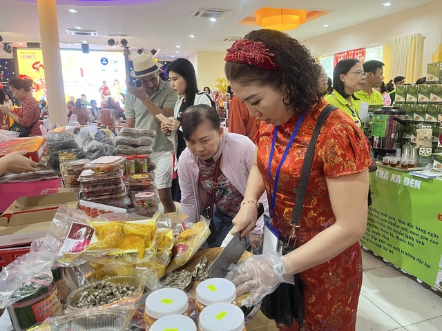 Nữ doanh nhân xúng xính áo dài, áo bà ba trực tiếp bán hàng tại Chợ Tết Việt 2024- Ảnh 4.