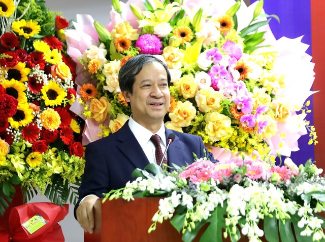 Bộ trưởng Nguyễn Kim Sơn trao quyết định công nhận Hiệu trưởng Trường ĐH Cần Thơ- Ảnh 1.