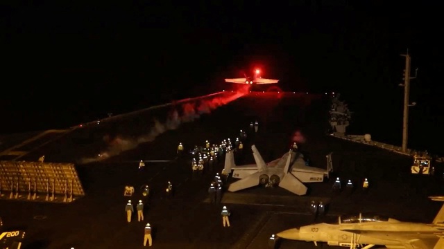 Một máy bay cất cánh trong cuộc tấn công của liên minh do Mỹ dẫn đầu nhằm vào các mục tiêu quân sự của Houthi ở Yemen hôm 11-1 Ảnh: REUTERS