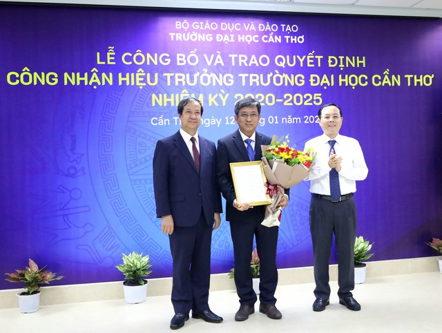 Bộ trưởng Nguyễn Kim Sơn trao quyết định công nhận Hiệu trưởng Trường ĐH Cần Thơ- Ảnh 2.