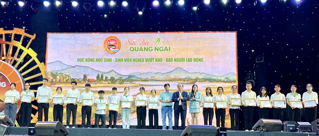 Đại diện Báo Người Lao Động và Ban Tổ chức trao học bổng cho các tân sinh viên Quảng Ngãi